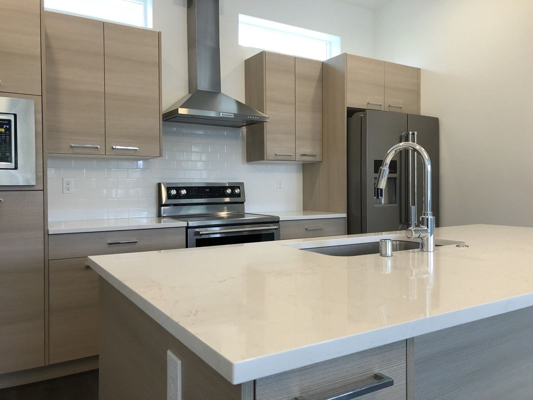 Modern High Gloss Kitchen Furniture with HDF Door Material and Veneer/Lacquer Finish