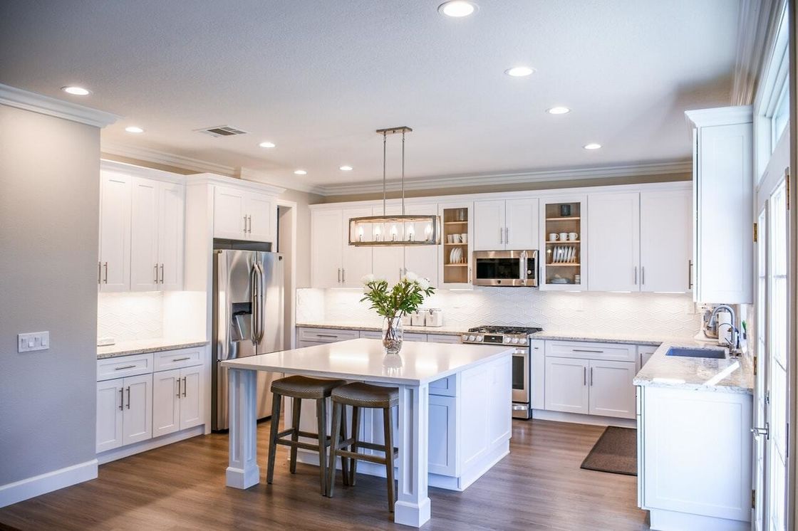 Quartz Stone Countertop Shaker Island Kitchen Cabinet for a Luxurious and Modern Look
