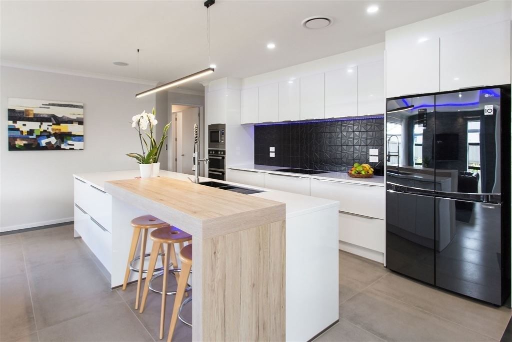 Modern Luxury Kitchen Cabinets with Lacquer Surface Treatment and Easy Clean Advantage