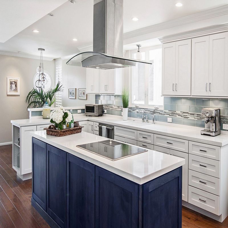 European Style Modern Design Shaker Style Kitchen Cabinet with Customized Veneer Color