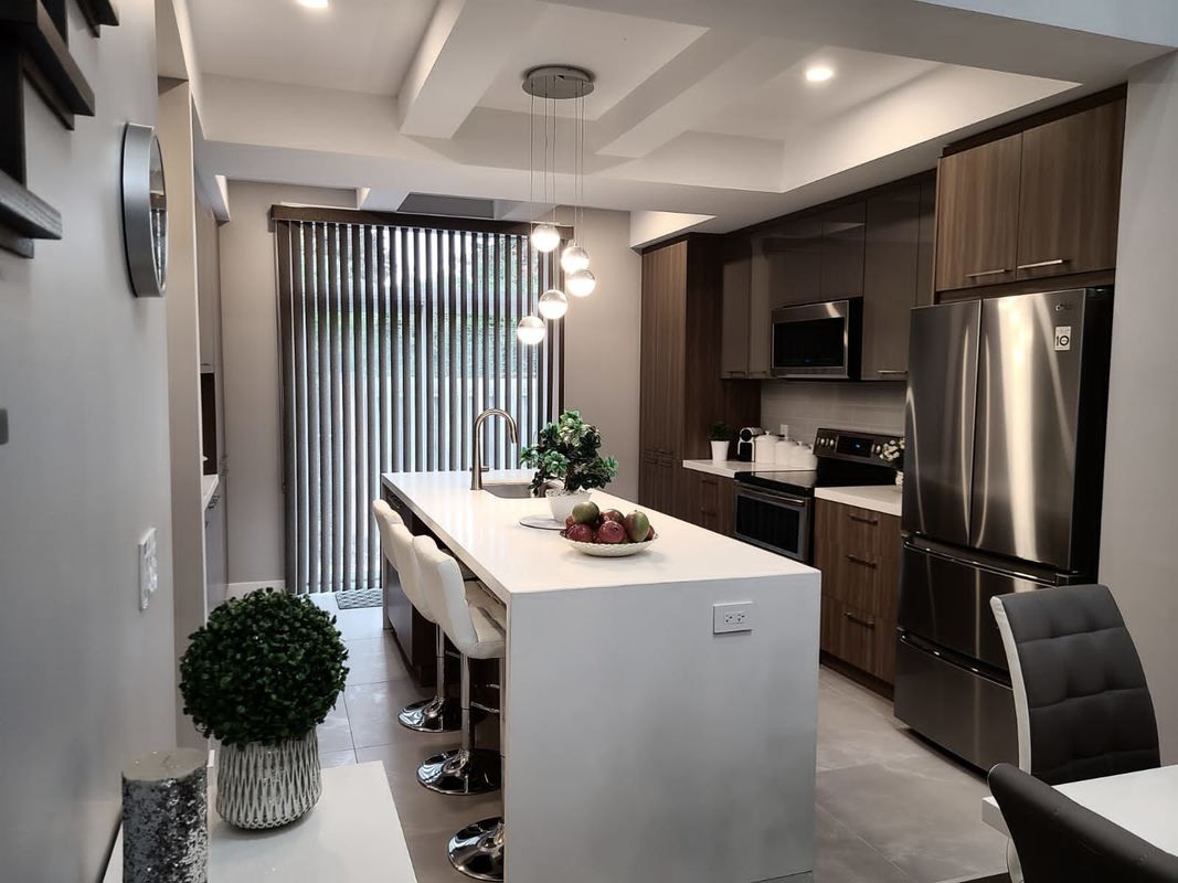 Custom E1 Particleboard Wood Kitchen Pantry Cabinet with Customized Veneer Color