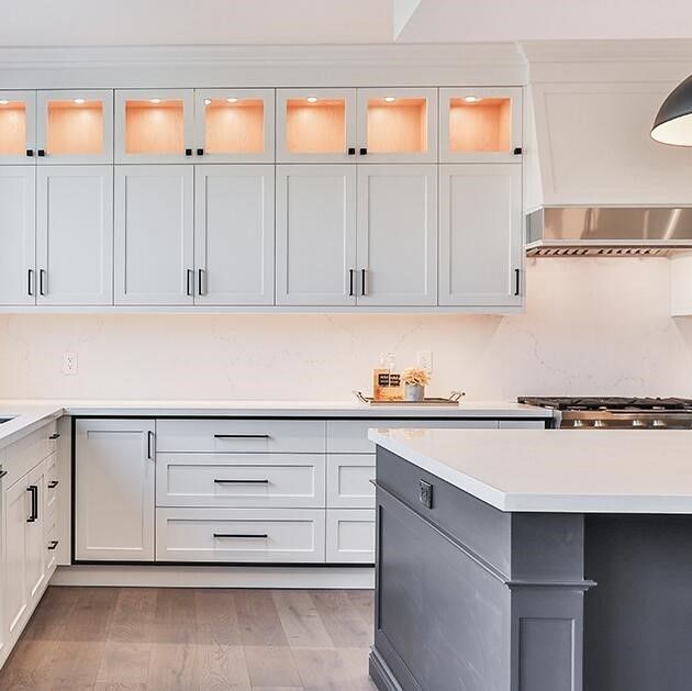 Luxurious High End Kitchen Cabinet Set with Fine Workmanship and Wooden Shaker Design