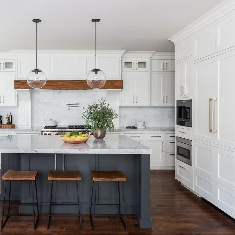 Luxurious High End Kitchen Cabinet Set with Fine Workmanship and Wooden Shaker Design