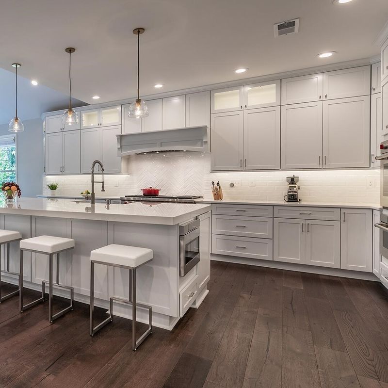 Luxurious High End Kitchen Cabinet Set with Fine Workmanship and Wooden Shaker Design
