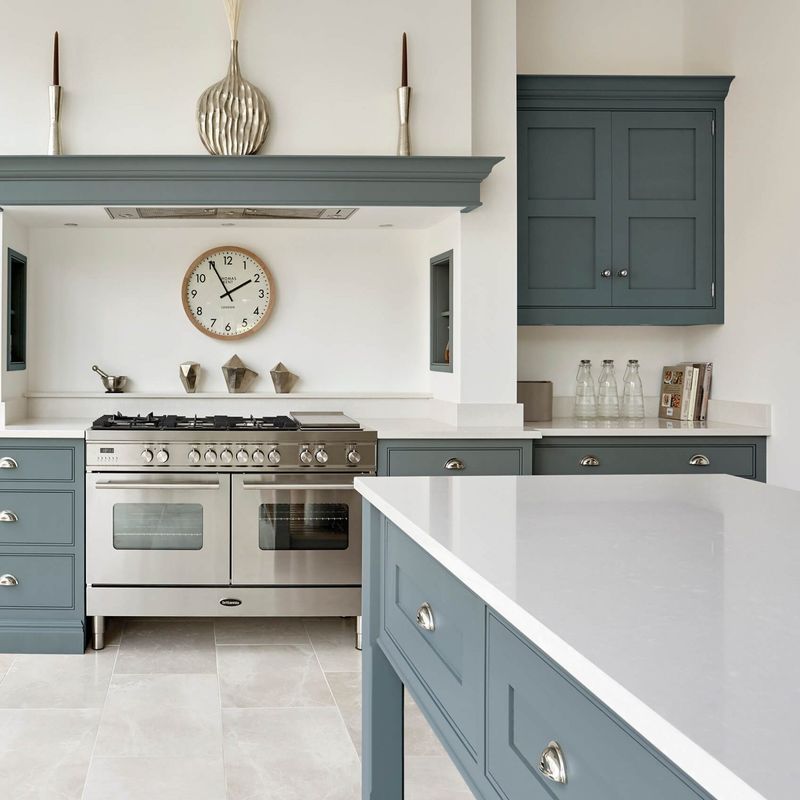 Luxurious High End Kitchen Cabinet Set with Fine Workmanship and Wooden Shaker Design