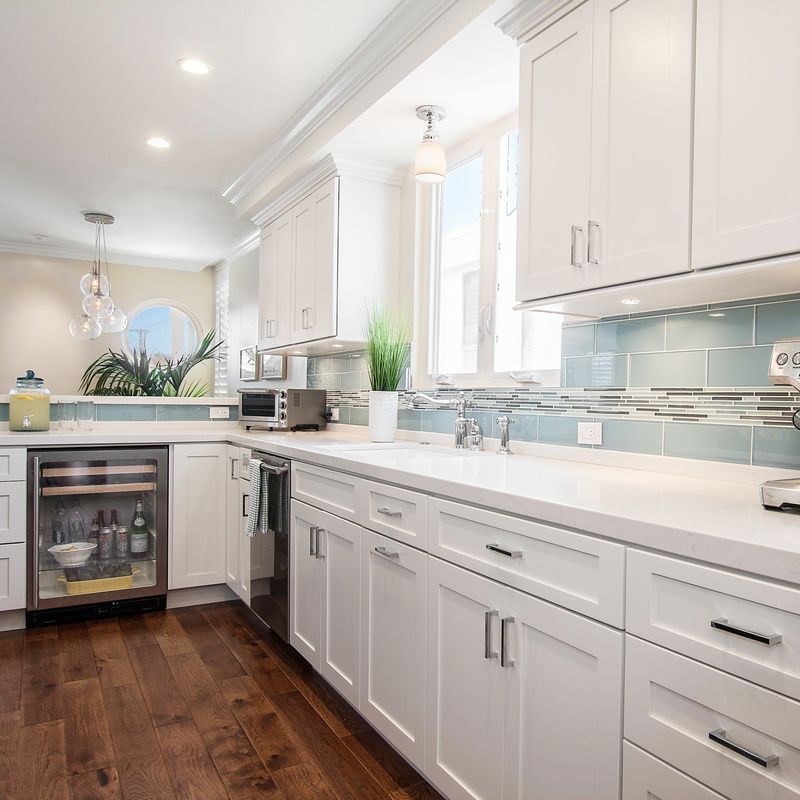 Luxurious High End Kitchen Cabinet Set with Fine Workmanship and Wooden Shaker Design