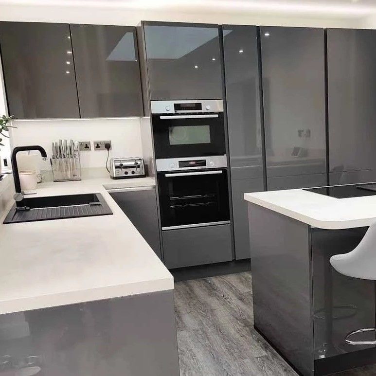 Custom Size White Wooden Luxury Apartment Kitchen Cabinets Sets with Waste Container