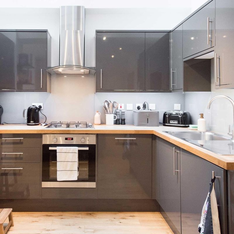 Customized Veneer Color Gloss Kitchen Cabinet with Modern Design and Accessories