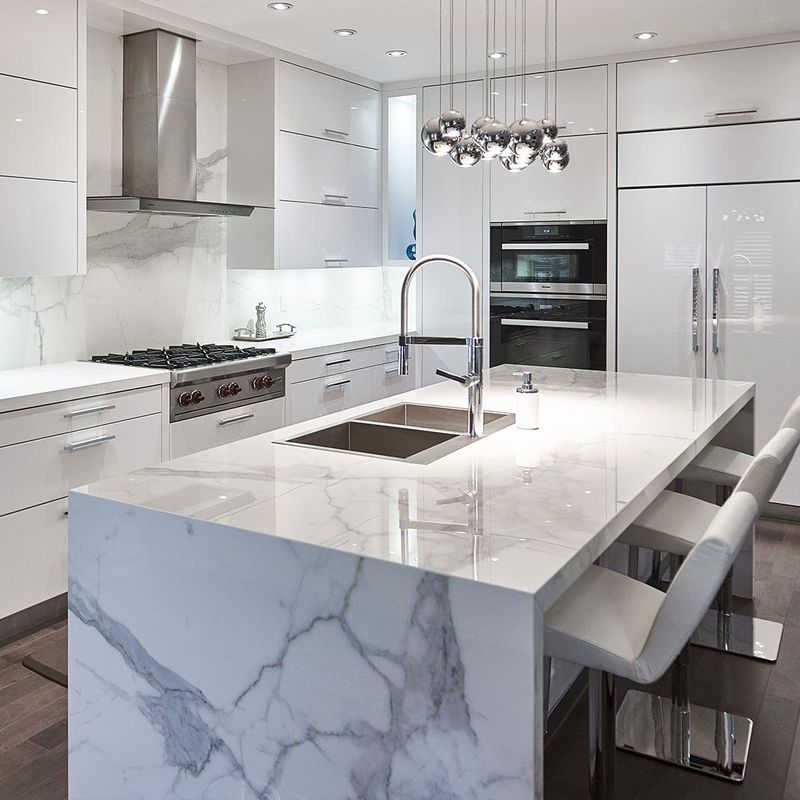 Customized Veneer Color Gloss Kitchen Cabinet with Modern Design and Accessories