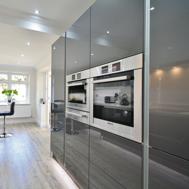 Customized Veneer Color Gloss Kitchen Cabinet with Modern Design and Accessories