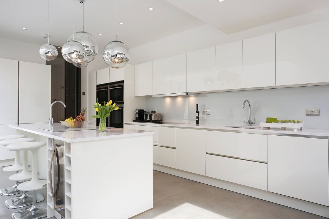 Modern Design Gloss Kitchen Cabinet Set Made with Solid Wood and Toe Kick Accessories