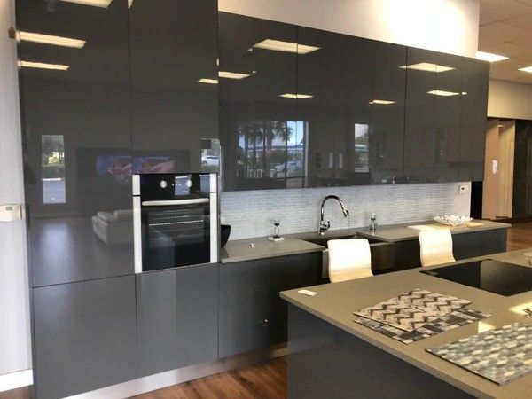 Modern Design Gloss Kitchen Cabinet Set Made with Solid Wood and Toe Kick Accessories