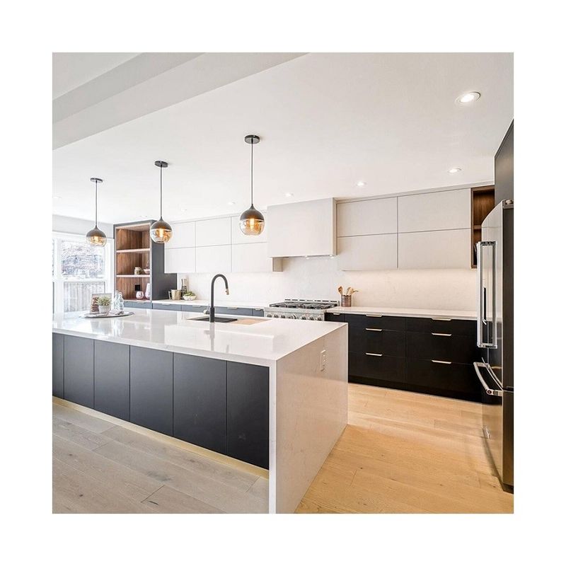 Custom Modern Design Modular Kitchen Cabinet with Solid Wood and Lacquer Finish Doors