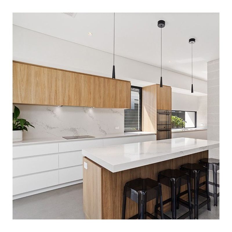 Modern White Lacquer Kitchen Cabinet with Acrylic Door Panel and Quartz Stone Countertop