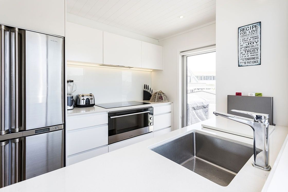 Wall Mounted Cameroon White And Wood High Gloss Hdf Kitchen Cabinet Highly ODM/OEM