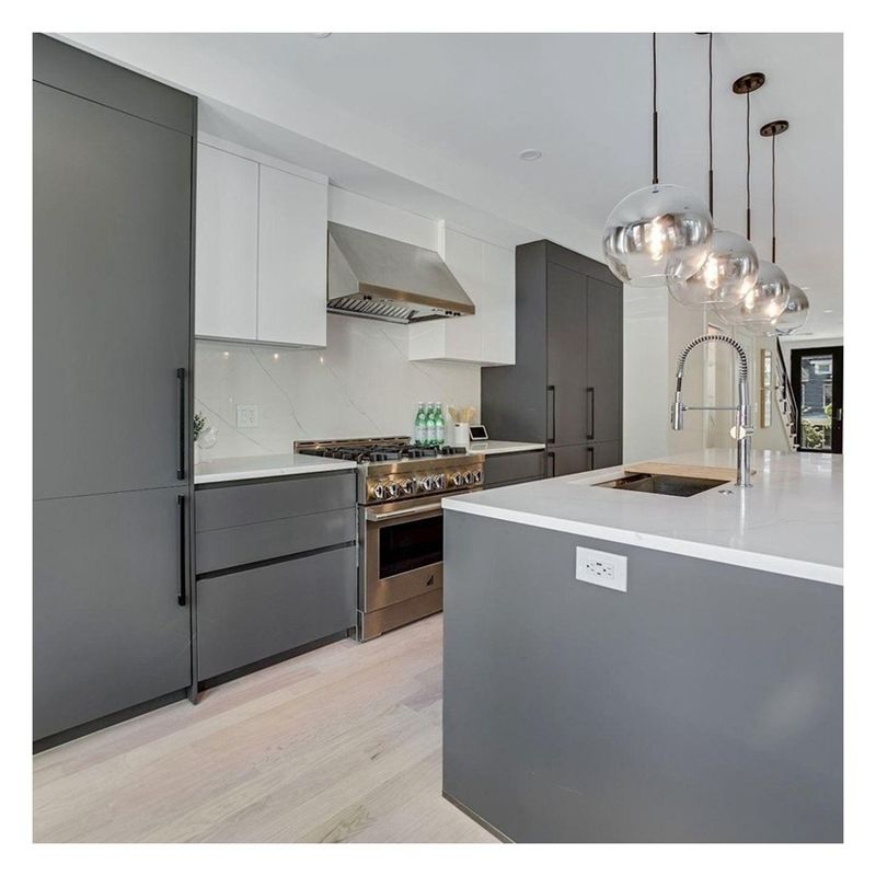 CAD/3D Freely Light Grey Matte Lacquer Solid Wood Kitchen Cabinets with Centre Island