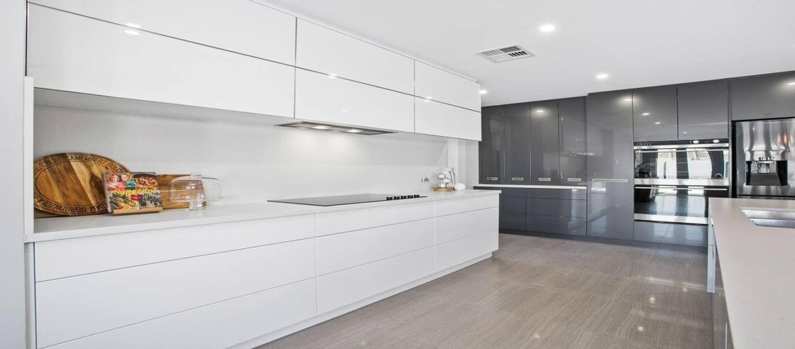 Modern End Home Kitchen Cabinet with Waterproof Fireproof Advantage and Veneer Finish