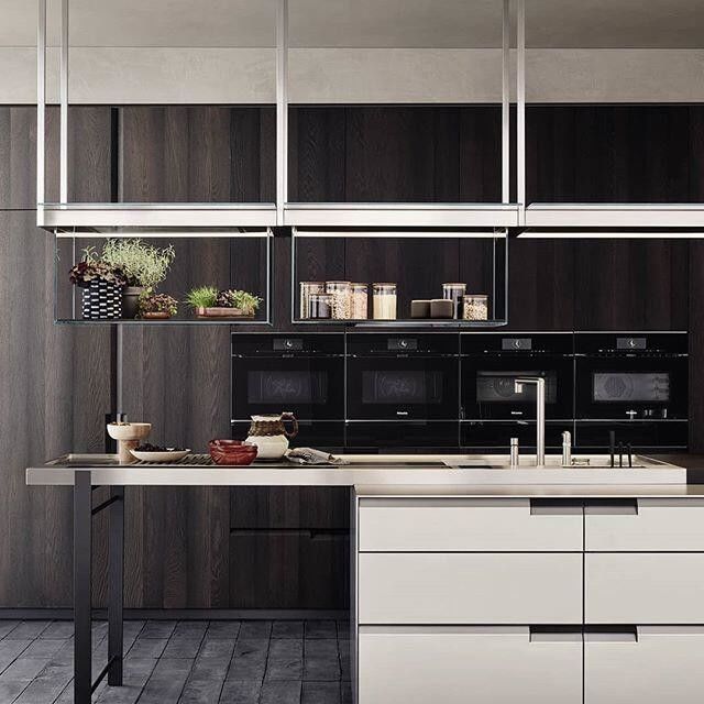High Gloss Solid Wood Kitchen Cabinet with HDF Door Material and Melamine Board Carcase