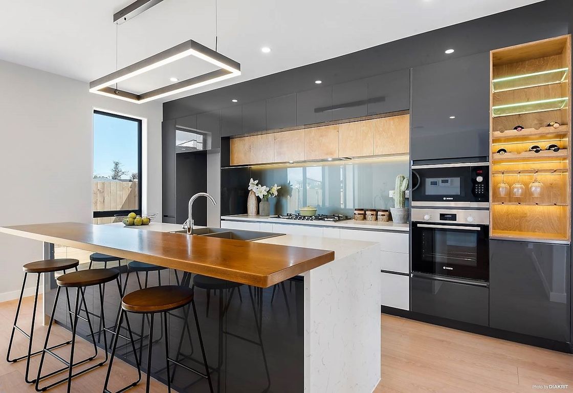House Kitchen Glossy Kitchen Cabinet with HDF Door Material and Modern Style Design
