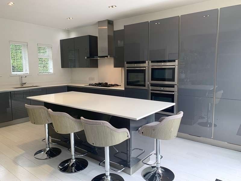 House Kitchen Glossy Kitchen Cabinet with HDF Door Material and Modern Style Design