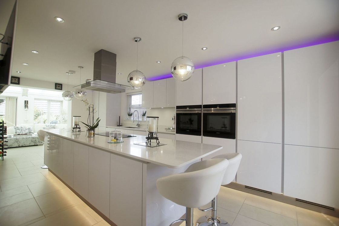 House Kitchen Glossy Kitchen Cabinet with HDF Door Material and Modern Style Design