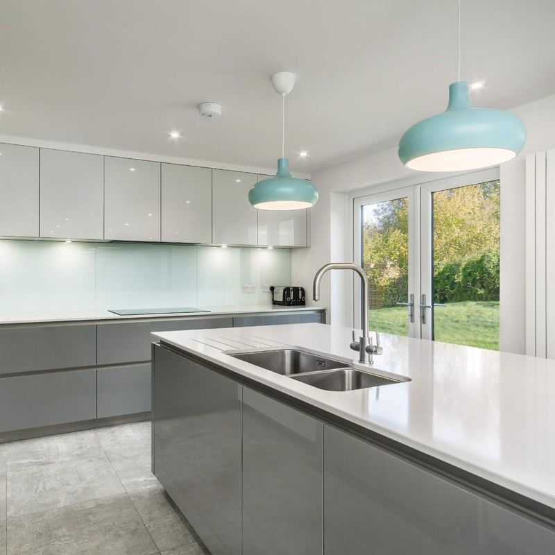 Flat Edge Countertop and Veneer Finish for Large White Kitchen Island in European Style