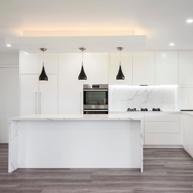Flat Edge Countertop and Veneer Finish for Large White Kitchen Island in European Style