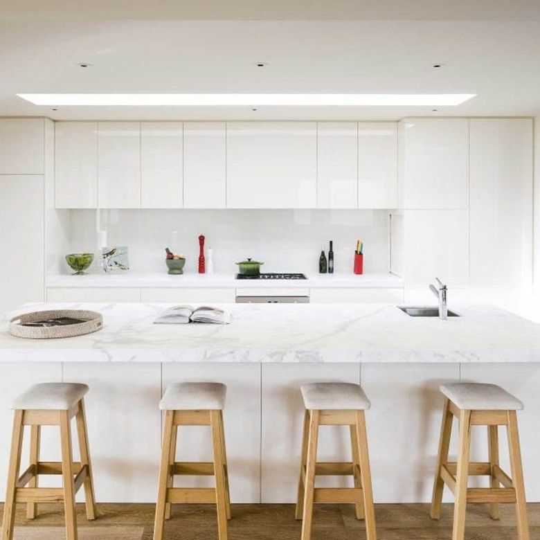 Flat Edge Countertop and Veneer Finish for Large White Kitchen Island in European Style