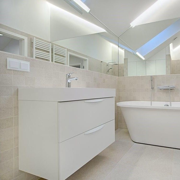 Solid Wood Bathroom Vanity With Sink in Modern Design Style and Luxury White Lacquer