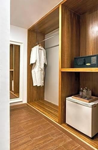 Modern Style High End Walk-in Wardrobes Made of MR HDF Board for Customized Bedrooms