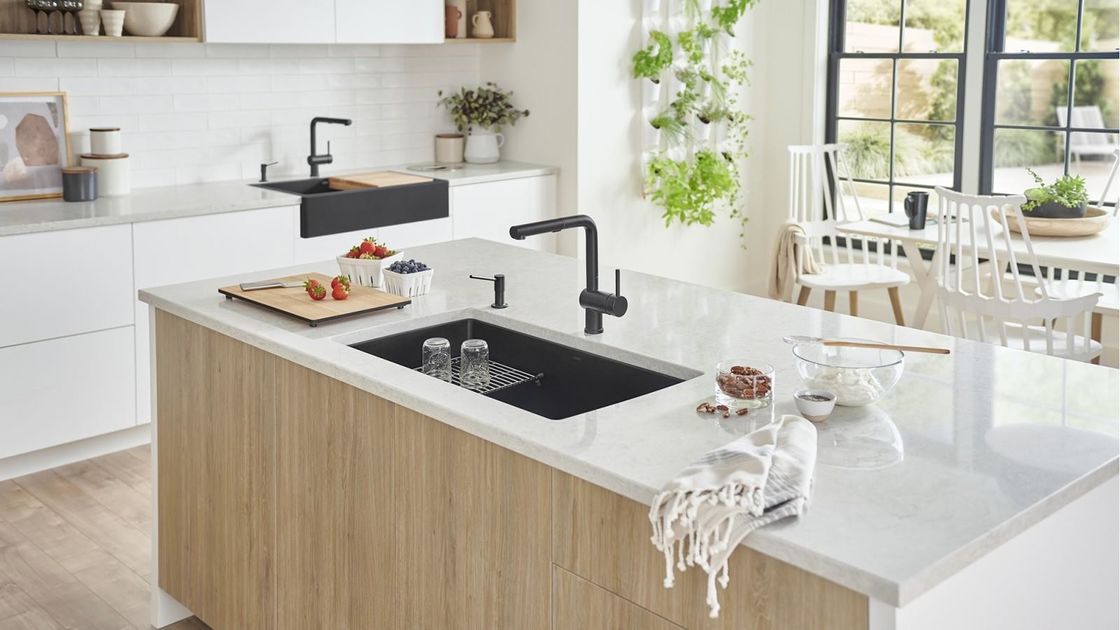 Full Modern Kitchen Cabinets Set with Quartz Stone Countertop and Wood Pantry Storage