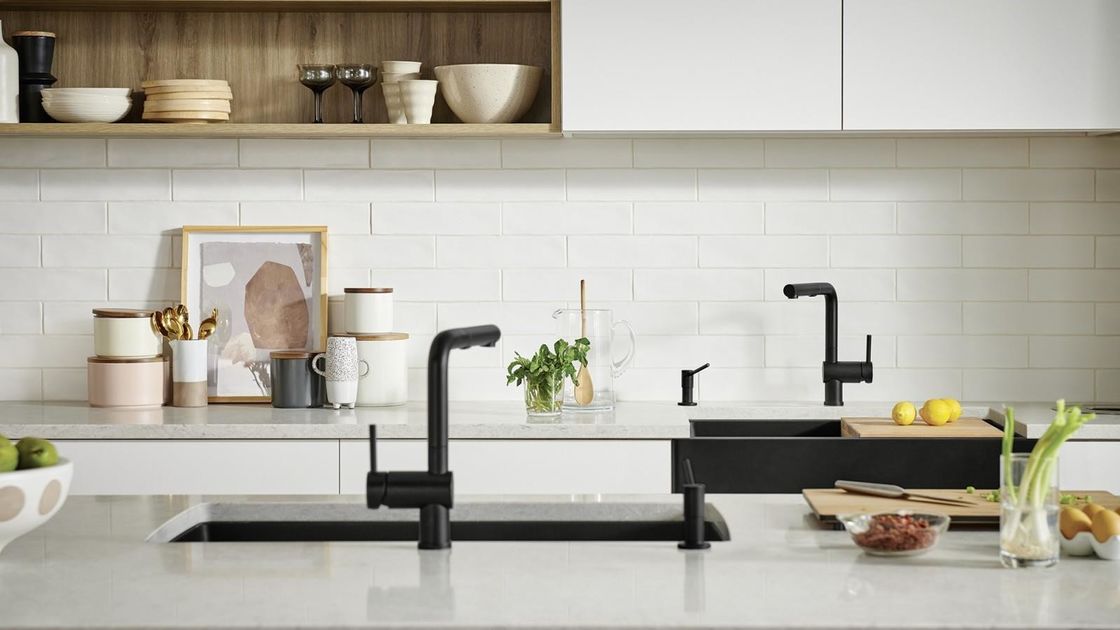 Full Modern Kitchen Cabinets Set with Quartz Stone Countertop and Wood Pantry Storage