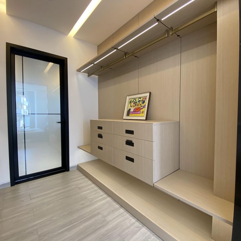 YALIG Hotel Furniture Contemporary Wooden Sliding Door Wardrobe with Built-in System