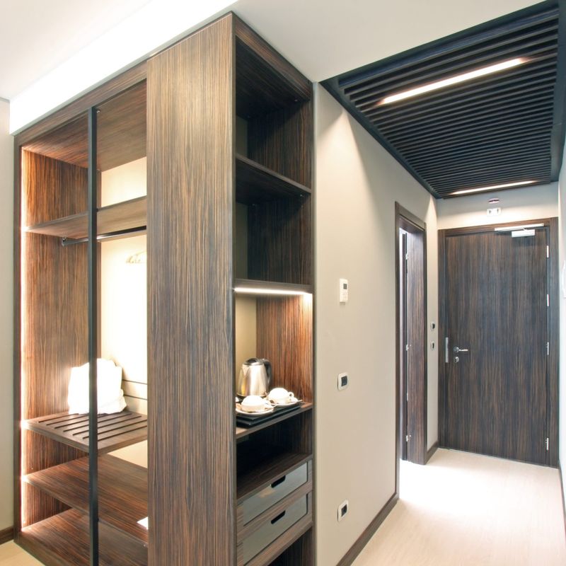 YALIG Hotel Furniture Contemporary Wooden Sliding Door Wardrobe with Built-in System