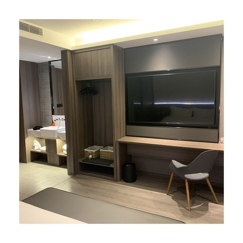 YALIG Hotel Furniture Contemporary Wooden Sliding Door Wardrobe with Built-in System