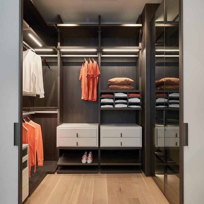 Contemporary Design Style Luxury Gray U Shaped MDF Walk in Closet Wardrobes NO Folded