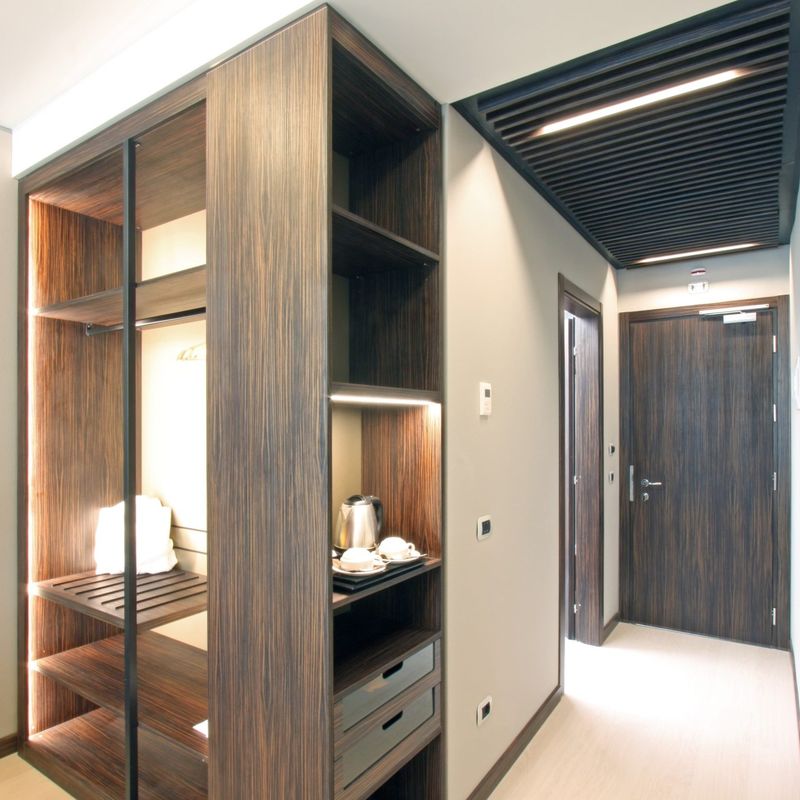 YALIG Hotel Furniture Modern Wooden Sliding Door Wardrobe for Built-in Closet System